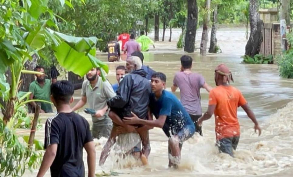 মৌলভীবাজারের ৫ উপজেলায় বন্যায় ক্ষতিগ্রস্ত ৩ লাখ, চার নদীর পানি বিপদসীমার ওপর দিয়ে প্রবাহিত